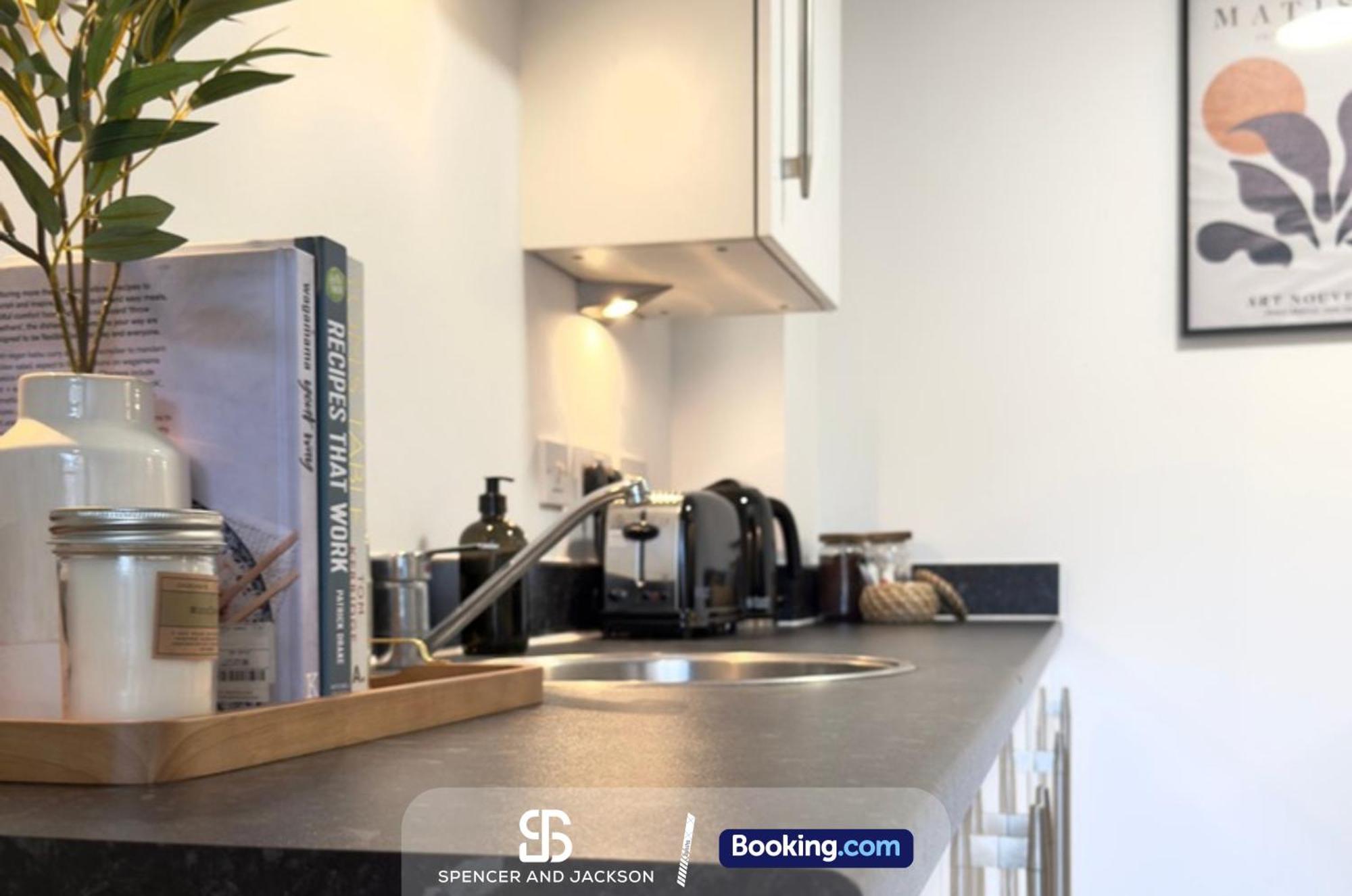 1 Bedroom City Centre Apartment Near The University And Bodleian Library By Spencer And Jackson Short Lets & Serviced Accommodation Oxford Exteriör bild
